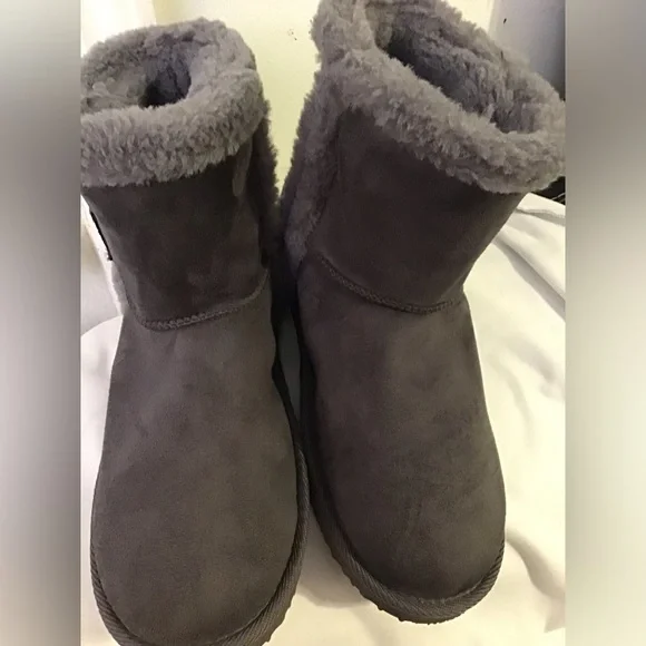 Cozy Gray Shearling Boots - Picture 5 of 7